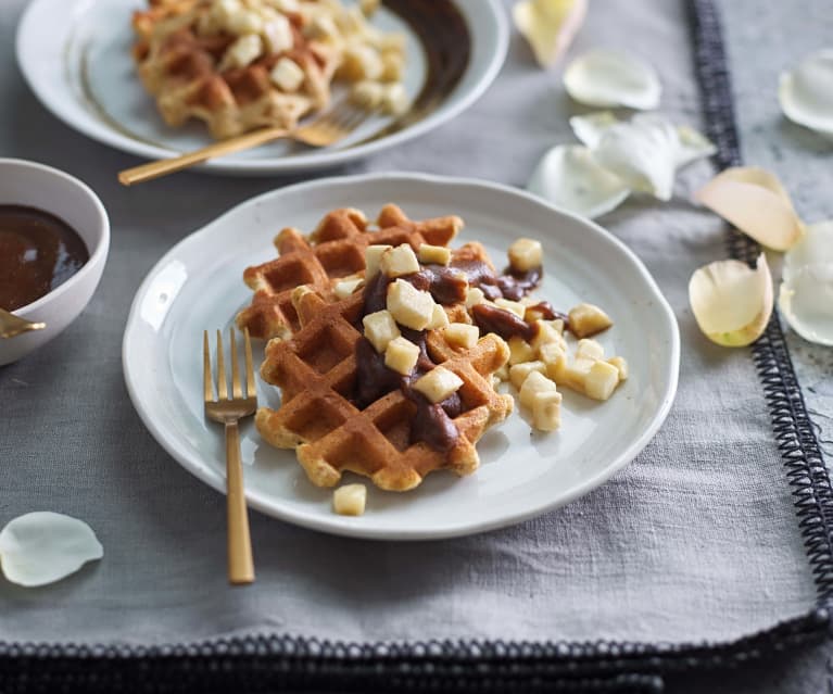 Waffles alternativos com molho de caramelo vegan