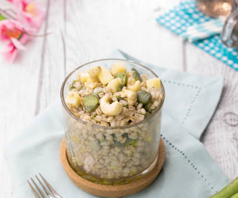 Insalata di orzo con fave, pecorino e anacardi