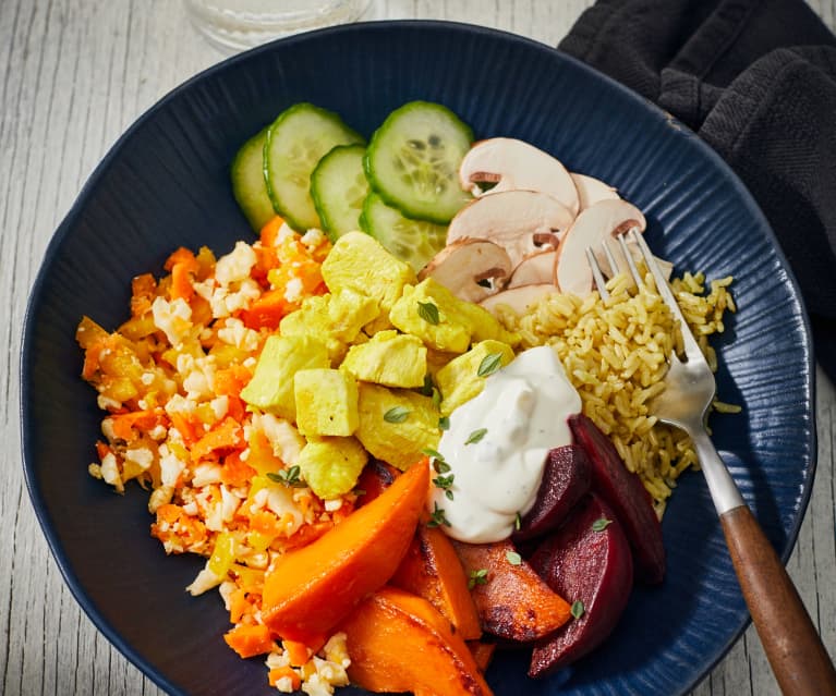 Bunte Gemüsebowl mit Hähnchen