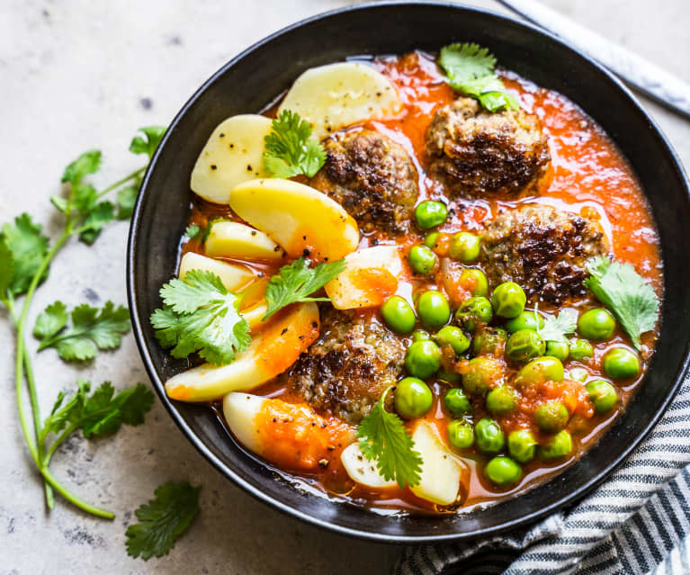 Soupe aux boulettes de bœuf, pommes de terre et petits pois