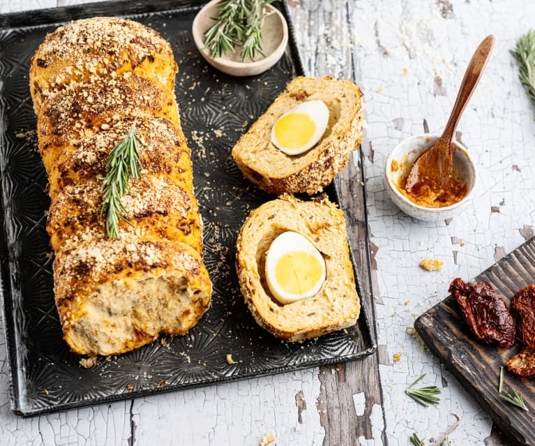 Plukbrood met eieren en zongedroogde tomaten