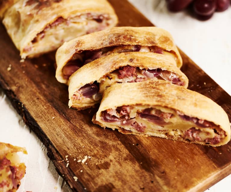 Strudel de salchicha y uvas