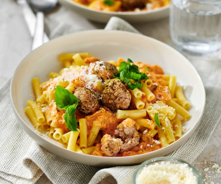 Makkaroni mit Fleischbällchen und Tomaten-Oliven-Sauce