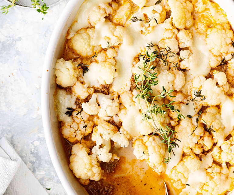 Tradición italiana de carne molida y coliflor