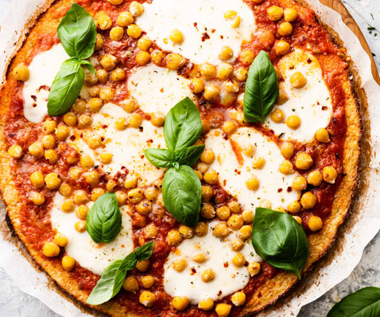 Pizza de masa de coliflor con garbanzos