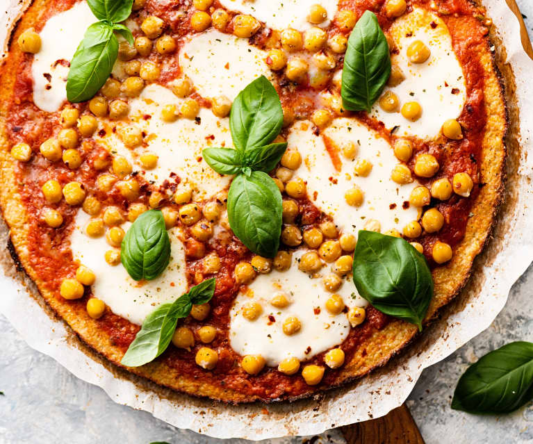 Pizza med blomkålsbund og kikærter