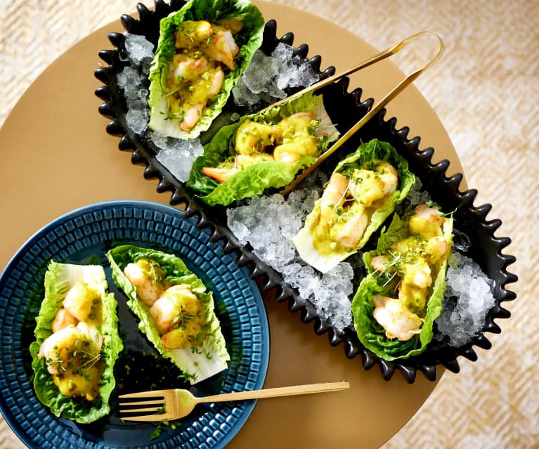 Gedämpfte Garnelen im Salatschiffchen mit gerösteter Curry-Sesam-Mayo