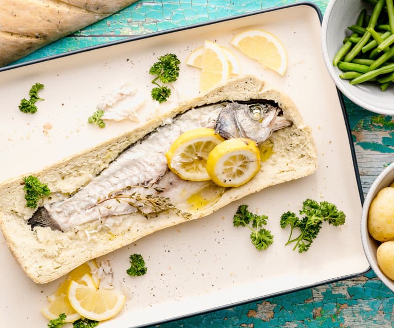 Bar cuit dans du pain à la portugaise avec pommes de terre vapeur et haricots verts