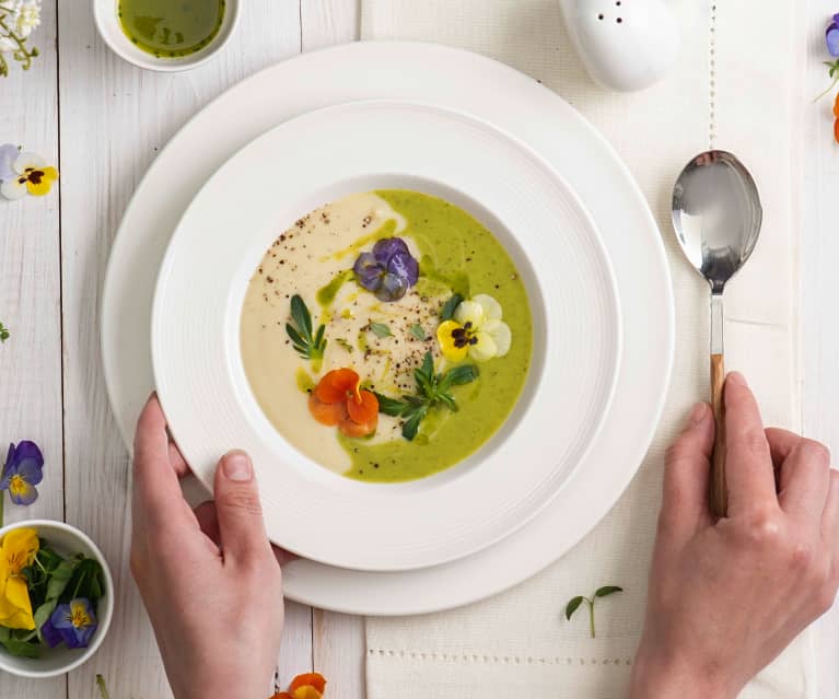 Dwukolorowa zupa-krem z białych i zielonych warzyw