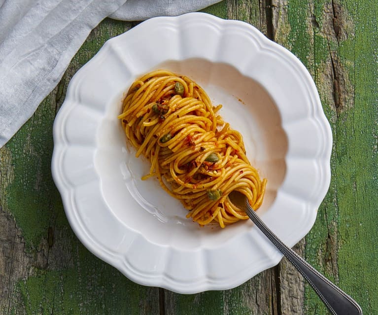 Spaghetti pomodoro, olive e capperi