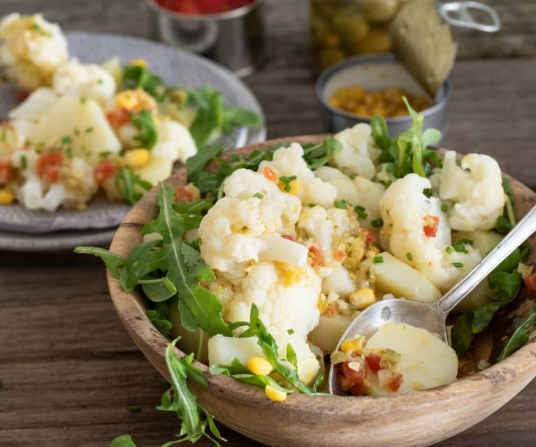 Coliflor templada con vinagreta de maíz, pimiento y encurtidos