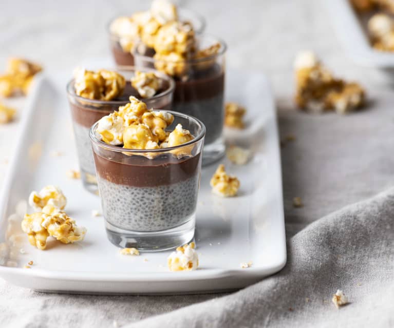 Vasitos de chía y chocolate con palomitas al caramelo