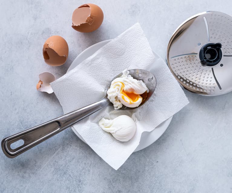 Poached eggs with blade cover