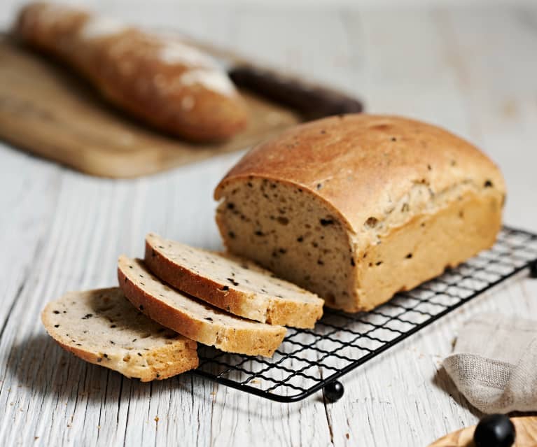 Chleb pszenno-żytni na zakwasie z oliwkami