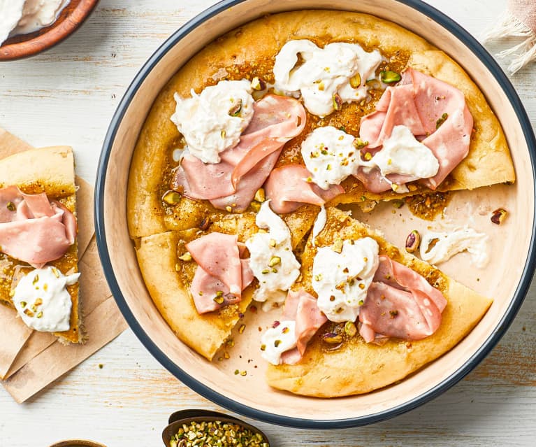 Pizza mit Pistazienpesto, Stracciatella Käse und Mortadella