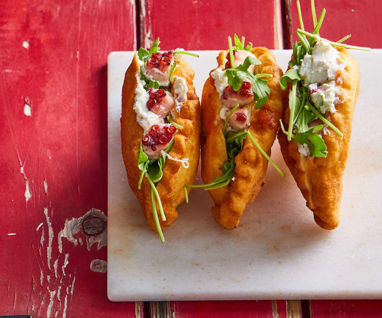 Panzerotto pomodoro e mozzarella con polpo, rucola e ricotta al limone