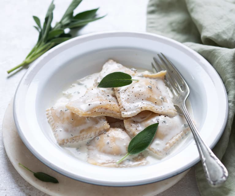 Ravioli de ricota y jamón con crema de salvia