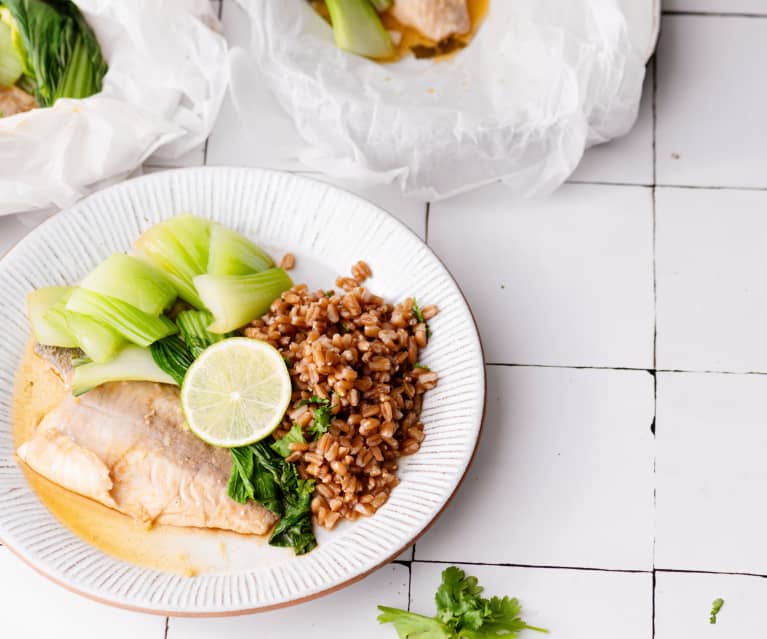 Paquetes de pescado al vapor con acelgas