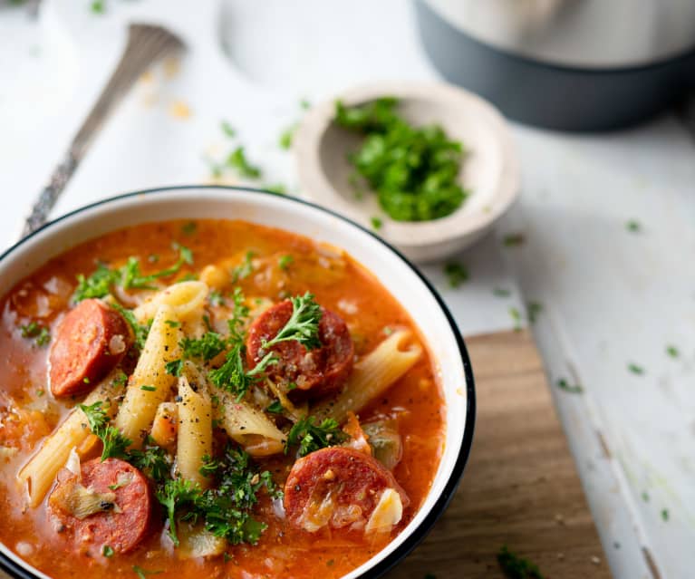 Chorizo-Eintopf mit Gemüse, Kichererbsen und Pasta