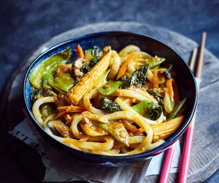 Udon-Nudeln mit Curry-Gemüse