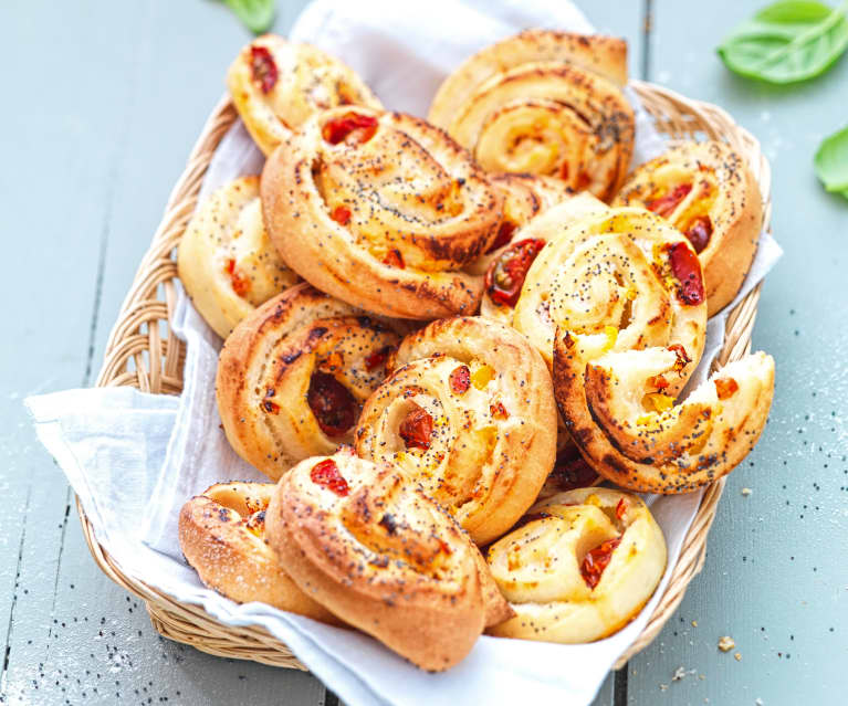 Petits pains farcis à la tomate cerise et au poivron