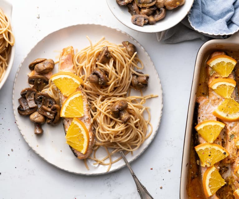 Espaguetis integrales con salmón a la naranja y champiñones salteados