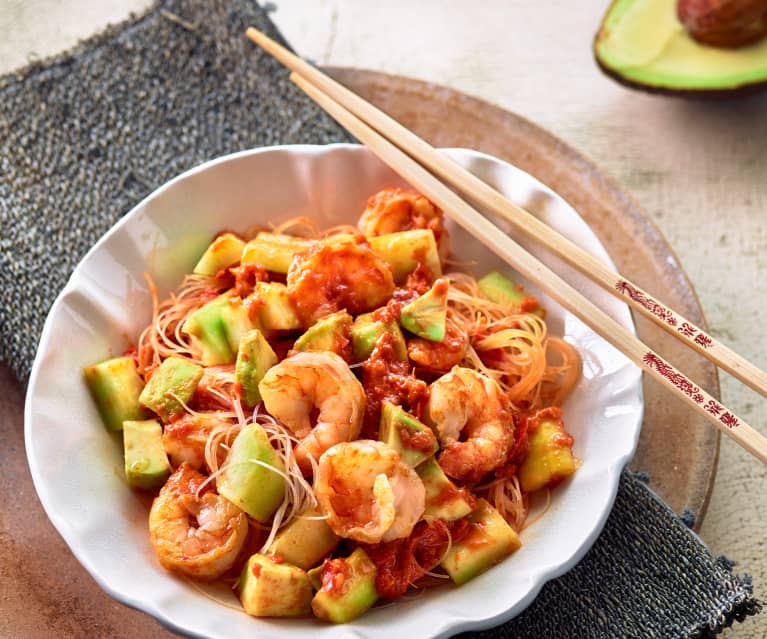 Noodles con gamberi e avocado