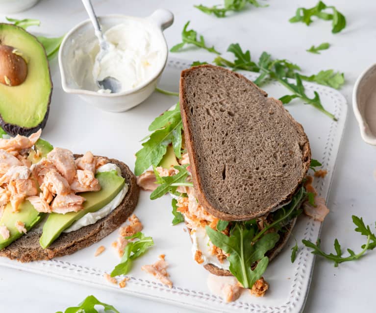 Sándwich integral con salteado de salmón, aguacate y rúcula