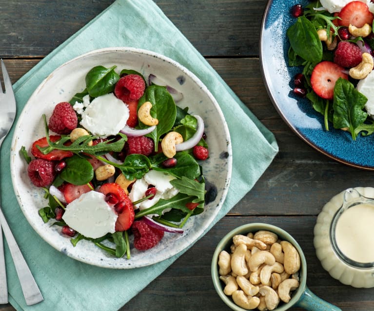 Ensalada de rúcula, frutos rojos y queso de cabra con anacardos