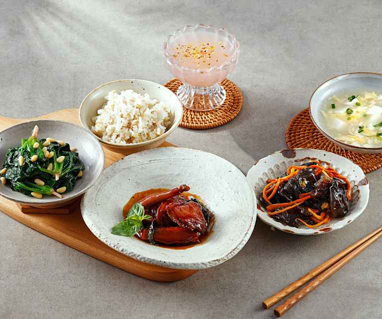 午餐（罗勒酱烧乳鸽、豆腐肉丝鸡蛋汤、蒜蓉拌虫草花木耳、松子菠菜塔和杂粮饭）