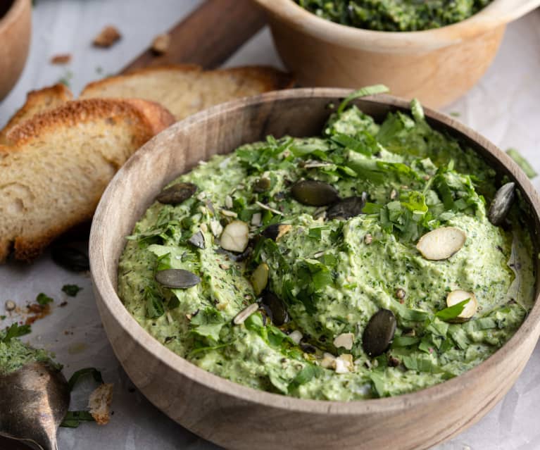 Dip de iogurte e pesto de coentros e kale