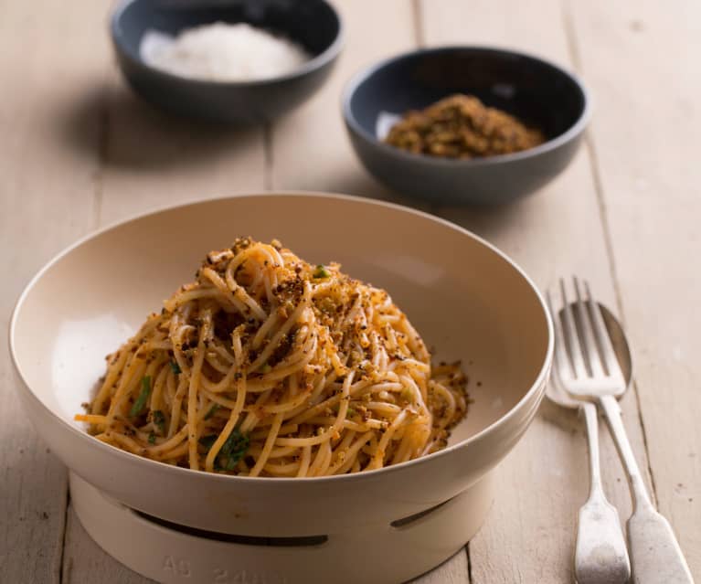 Pasta con anchoas y pan molido