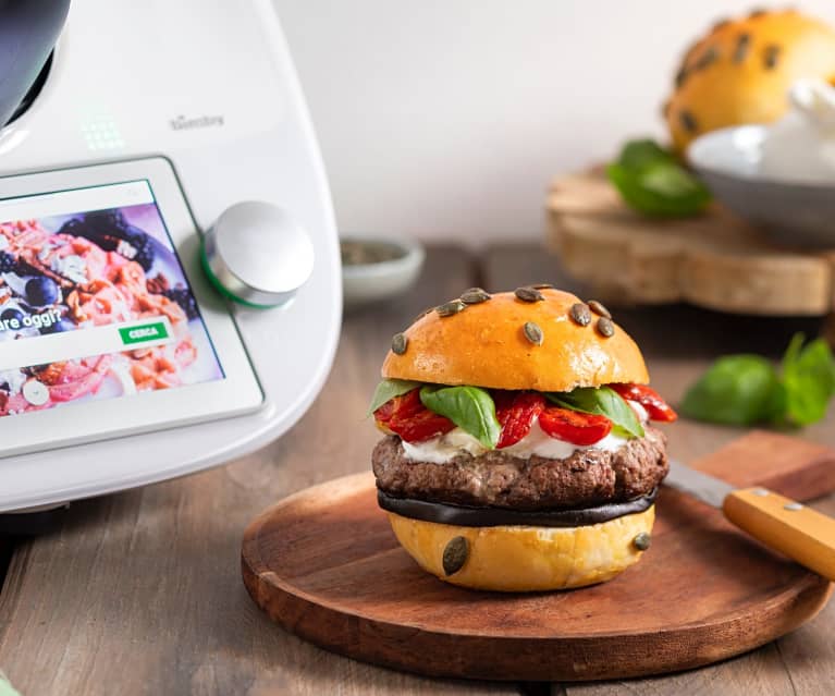 Hamburger di manzo con melanzane, stracciatella e pomodori