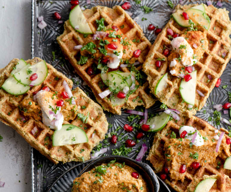 Waffles de grão-de-bico com harissa baba ganoush