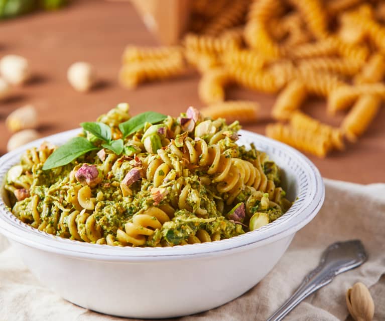 Pasta con pesto y pollo