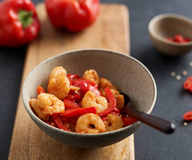 Faire sauter du poivron rouge avec du piment et des crevettes