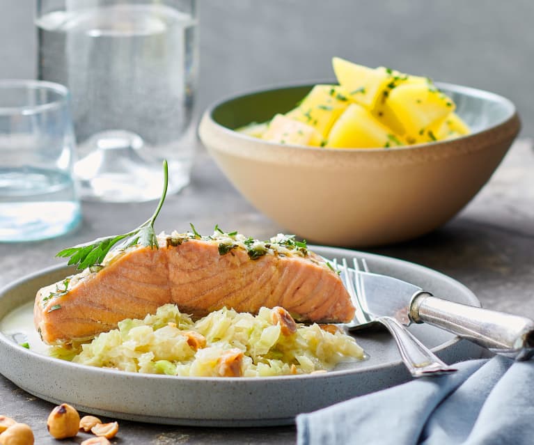 Lachs auf Rahmkabis mit Petersilienkartoffeln