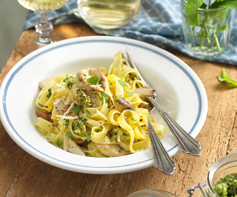 Tagliatelle mit Schwammerlragout und Salbeipesto Tagliatelle mit Schwammerlragout und Salbeipesto