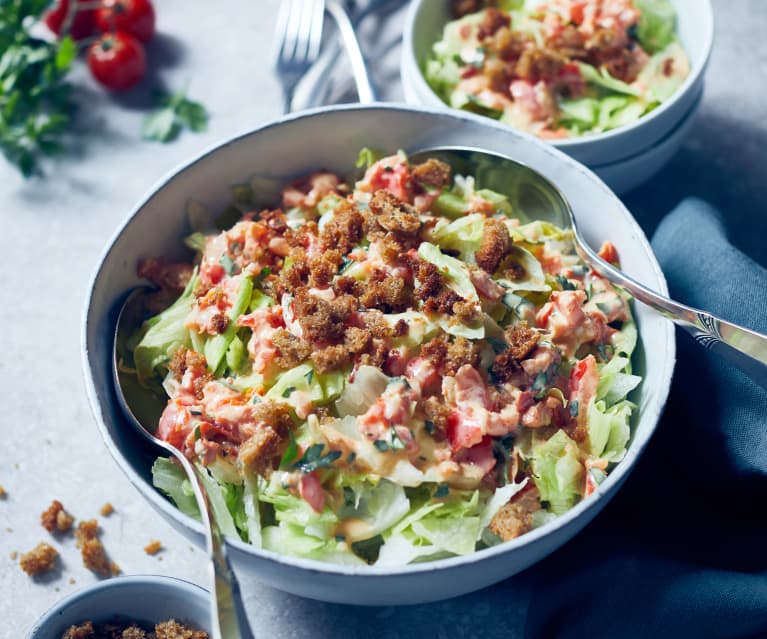 Eisbergsalat mit Croûtons und Joghurtdressing