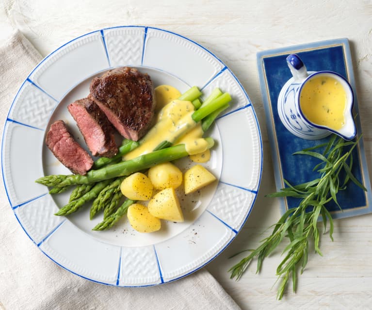 Rinderfilets mit Spargel, heurigen Erdäpfeln und Sauce Béarnaise