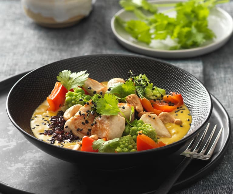 Curry Bowl mit schwarzem Reis und Hühnerfilet