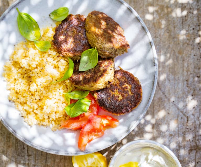 Boulettes d'aubergine et boulgour, sauce yaourt aux herbes