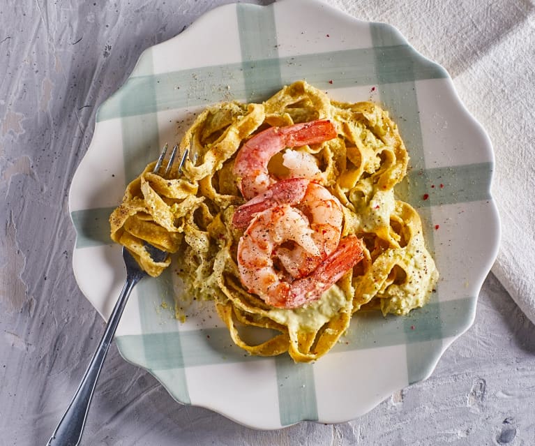 Fettuccine integrali con macco di fave fresche e gamberi