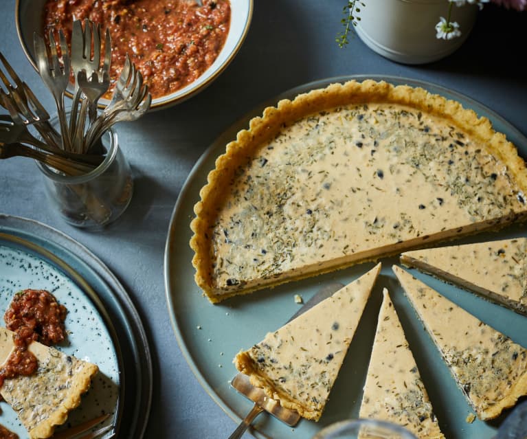 Parmesan-Tarte mit roher Tomatensauce