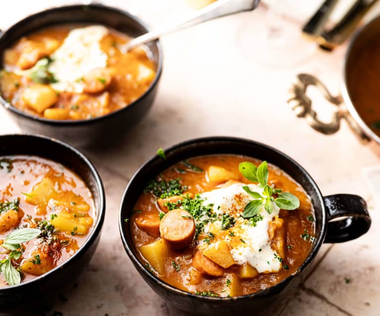 Potatisgulasch på två vis - vegansk och med kött