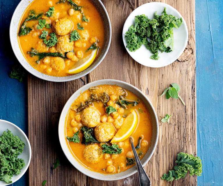 Sopa de albóndigas y garbanzos