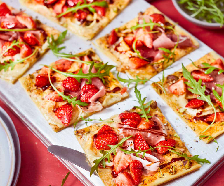 Flammkuchen mit Erdbeeren und Ziegenkäse