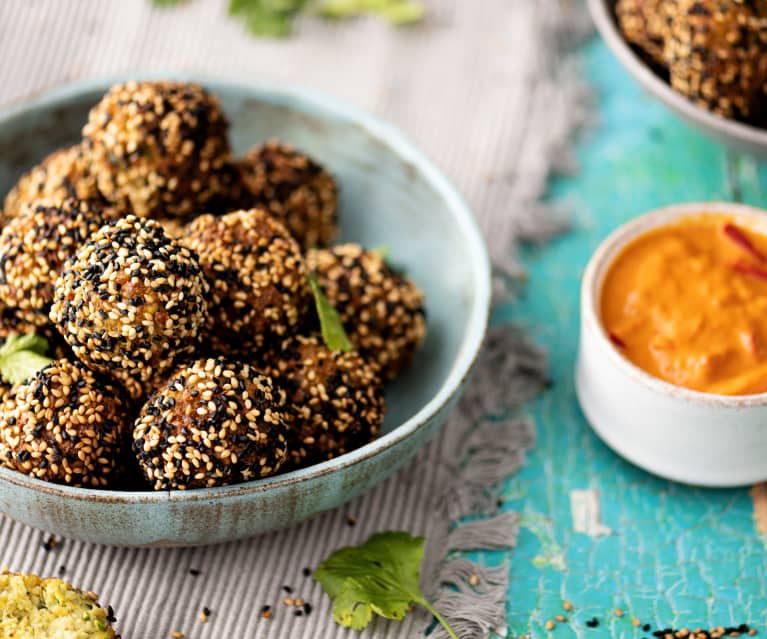 Falafel con salsa de tomate, pimientos y coco