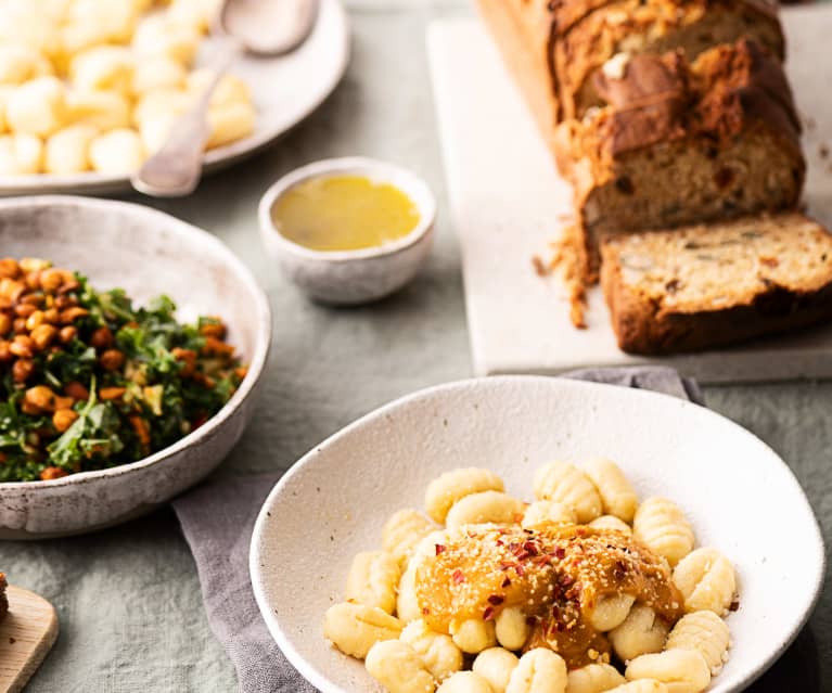 Gnocchi în sos de dovleac, salată de varză kale și năut și chec cu fructe deshidratate