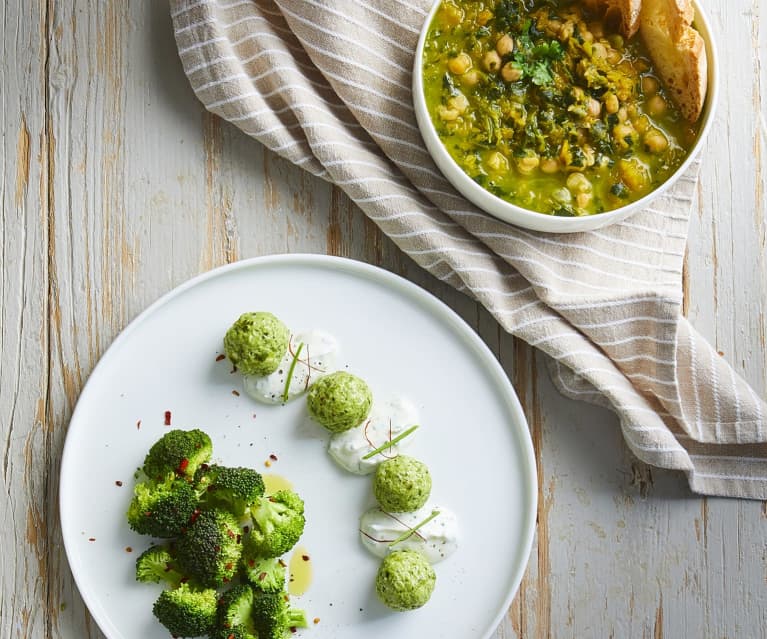 Zuppa di ceci e zucca, polpettine di pollo e spinaci con salsa allo yogurt